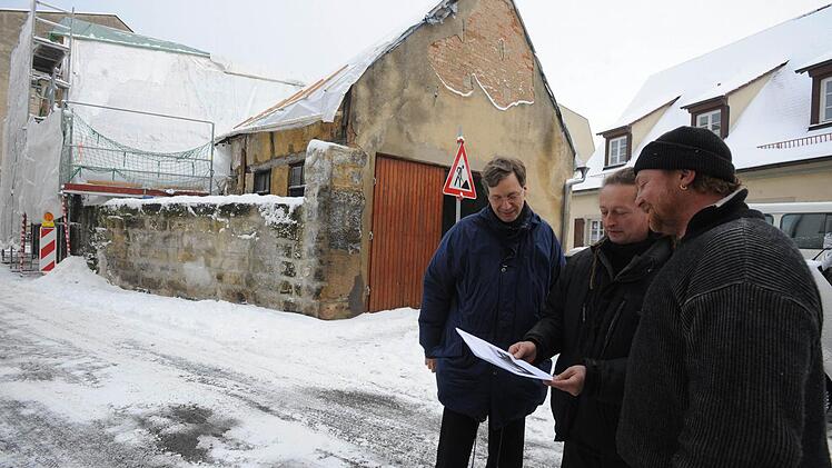Im Winter 2010/2011 startete die Rettung des Einzeldenkmals (Hintergrund) mit Sicherungsarbeiten.