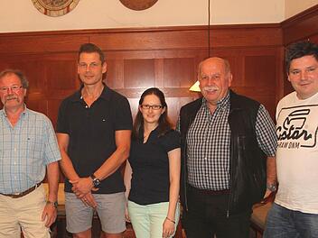 Für die nächsten drei Jahre sind sie die Vertreter des Handwerks im Landkreis Haßberge, von links: Erich Mock, Oliver Merkl, Sabrina Wolz von der Handwerkskammer Unterfranken, Kreishandwerksmeister Hans-Georg Häfner und sein Stellvertreter Alfred Kaiser.  Foto: Günther Geiling