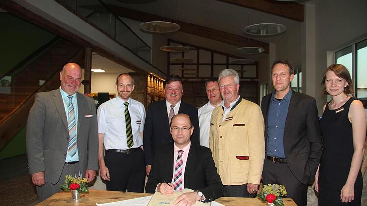 Eintrag ins Goldene Buch - Staatssekretär Albert Füracker verewigte sich gerne.