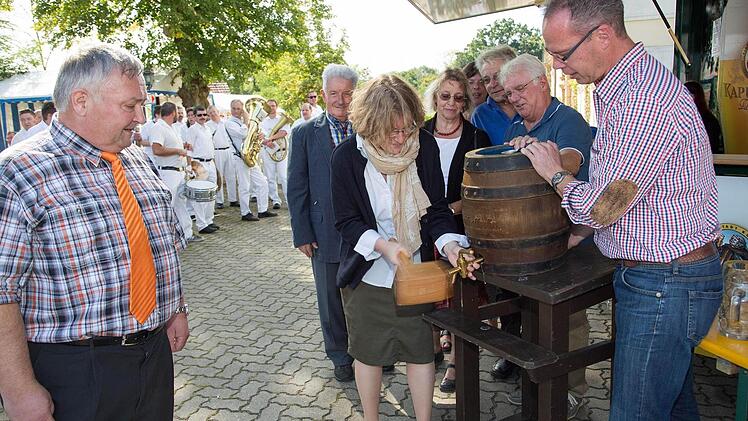 Gelungener Bieranstich durch Pfarrerin Tanja Vincent.  Foto: Klaus Gagel