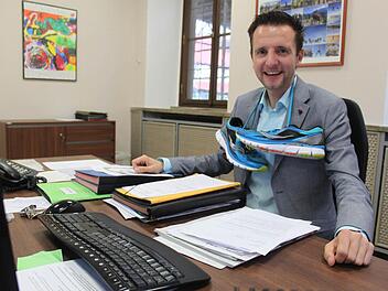 Für uns trug Bürgermeister Andreas Hügerich seine Laufschuhe neckisch um den Hals.  Fotos: Markus Häggberg
