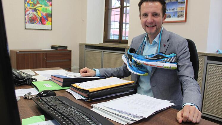 Für uns trug Bürgermeister Andreas Hügerich seine Laufschuhe neckisch um den Hals.  Fotos: Markus Häggberg