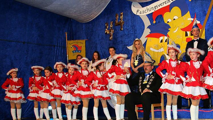 Präsident Scholz, eingerahmt von der Kindergarde. Foto: Bettina Knauth