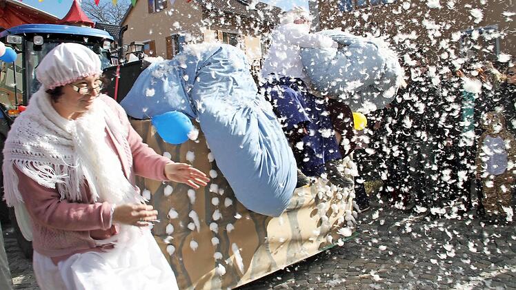 Bettfedergestöber bei strahlendem Sonnenschein - in Kleukheim flogen nicht nur Süßigkeiten.