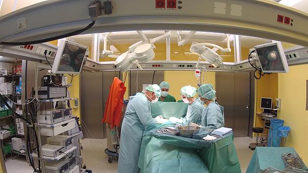 Die Gesundheitspolitik dr&auml;ngt Kliniken, bei Operationen Mindestzahlen zu erf&uuml;llen. Unser Foto entstand beim ersten plastisch-chirurgischen Eingriff im Forchheimer Klinikum. Diese Leistung taucht im Mindestmengenkatalog nicht auf. Foto: Ronald Rinklef