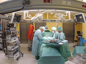 Die Gesundheitspolitik drängt Kliniken, bei Operationen Mindestzahlen zu erfüllen. Unser Foto entstand beim ersten plastisch-chirurgischen Eingriff im Forchheimer Klinikum. Diese Leistung taucht im Mindestmengenkatalog nicht auf. Foto: Ronald Rinklef
