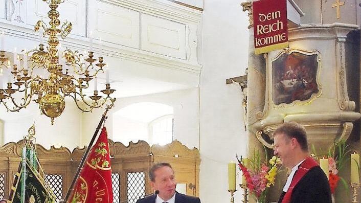 Bürgermeister Norbert Gräbner freut sich mit Pfarrer Andreas Krauter über die gelungene Renovierung der Pfarrkirche. Fotos: Heike Schülein