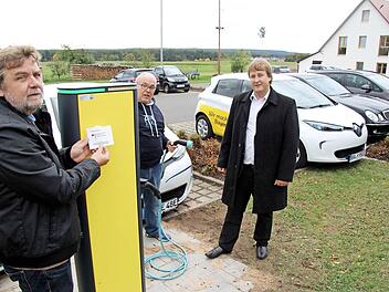 Bürgermeister Horst Rehder (links), Hans Hölling und Ralf Schwarz vom Bayernwerk an der neuen Ladesäule Foto: Richard Sänger