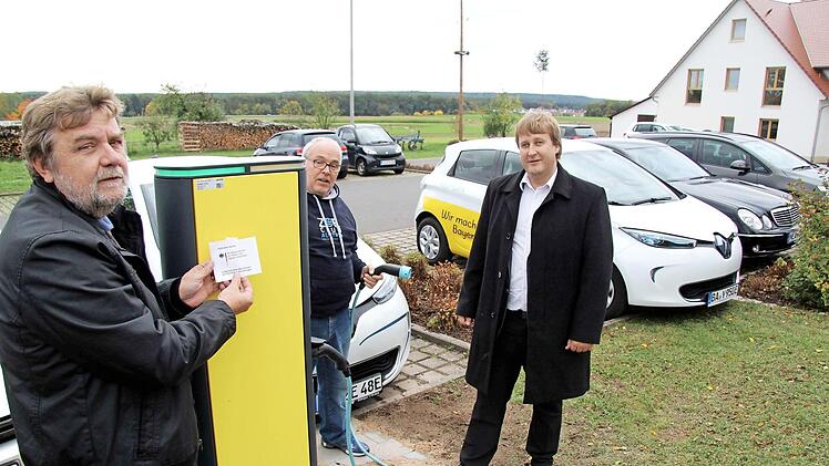Bürgermeister Horst Rehder (links), Hans Hölling und Ralf Schwarz vom Bayernwerk an der neuen Ladesäule Foto: Richard Sänger