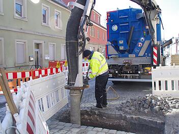 Bastian Rebhan arbeitet sich mit dem Saugbagger ins Erdreich vor. Foto: Marco Meißner