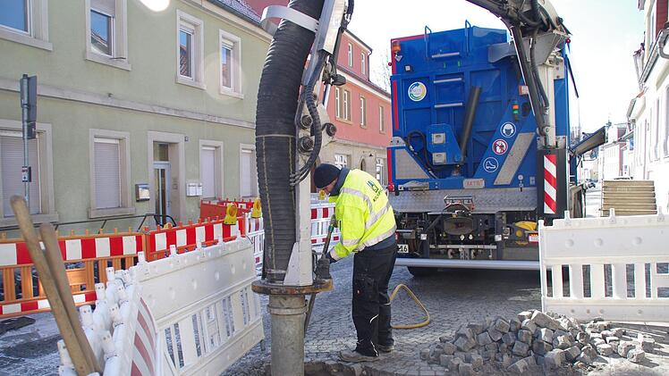 Bastian Rebhan arbeitet sich mit dem Saugbagger ins Erdreich vor. Foto: Marco Meißner