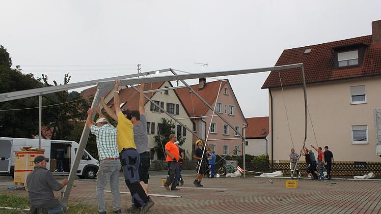 Alle helfen zusammen beim Zeltaufbau. Foto: Carmen Schwind