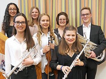 Die jungen Künstler (von links) Ofeliya Guliyeva (Klavier), Sophia Meile (Trompete), Viktoria Karassek (Gesang), Alrun Berthold-Klein (Violine), Laura Meile (Klavier), Paula Kessler (Flöte) und Julian Neubrand (Euphonium) freuen sich auf das Konzert. Foto: privat