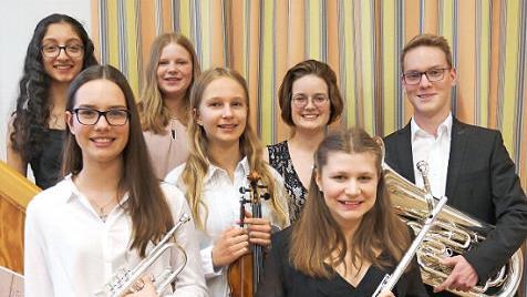 Die jungen Künstler (von links) Ofeliya Guliyeva (Klavier), Sophia Meile (Trompete), Viktoria Karassek (Gesang), Alrun Berthold-Klein (Violine), Laura Meile (Klavier), Paula Kessler (Flöte) und Julian Neubrand (Euphonium) freuen sich auf das Konzert. Foto: privat