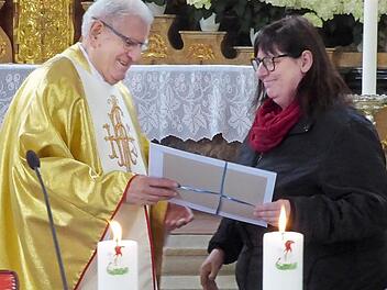 Pfarrgemeinderatsvorsitzende Kathrin Heckel gratuliert für die Pfarrgemeinde und überreicht ein Geschenk. Foto: Thomas Weichert