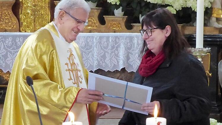 Pfarrgemeinderatsvorsitzende Kathrin Heckel gratuliert für die Pfarrgemeinde und überreicht ein Geschenk. Foto: Thomas Weichert