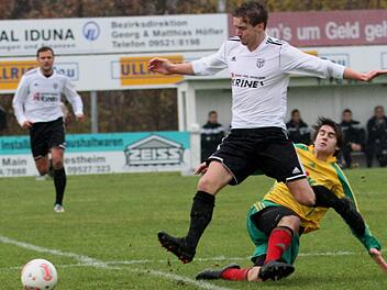 Mittelfeldspieler Sebastian Götz (vorne, weißes Trikot) steht dem FC Sand für die Partie in Ansbach wieder zur Verfügung.