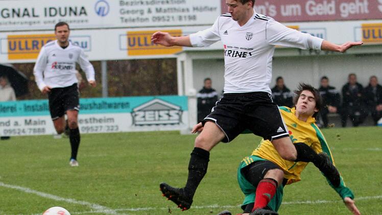 Mittelfeldspieler Sebastian Götz (vorne, weißes Trikot) steht dem FC Sand für die Partie in Ansbach wieder zur Verfügung.