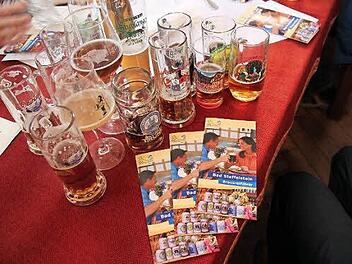 Jede Brauerei präsentierte eines ihrer Biere - und der neue Brauereiführer zeigt, wie man den Weg zu ihnen findet.