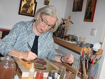 Die Marien-Ikone, an der Maria Schramm gerade arbeitet, trägt den Namen "Lindere meinen Schmerz". Fotos: Ulrike Müller