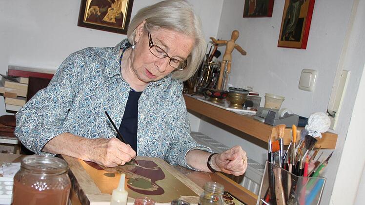 Die Marien-Ikone, an der Maria Schramm gerade arbeitet, trägt den Namen "Lindere meinen Schmerz". Fotos: Ulrike Müller