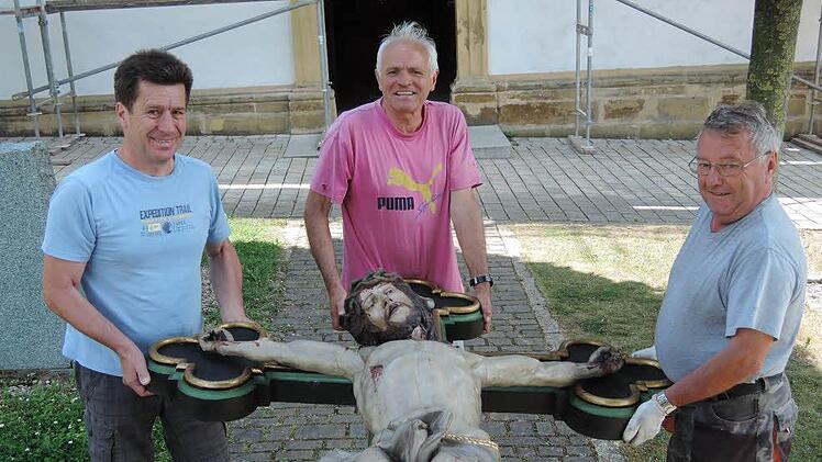 Die Mitglieder der Kirchenverwaltung sind mit viel Engagement und Einsatz bei der Sanierung vor Ort mit dabei.