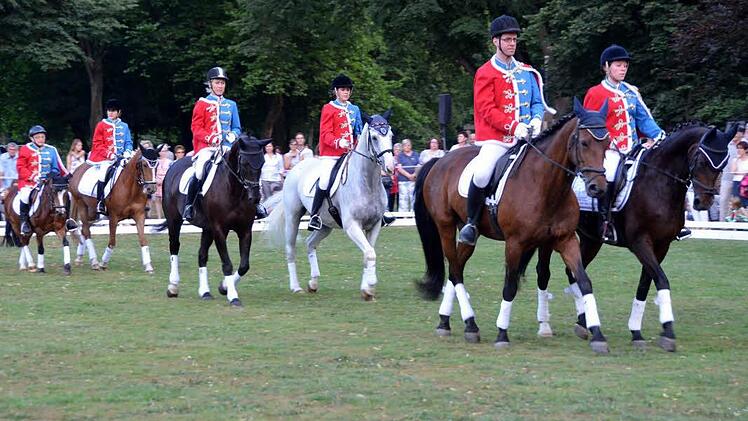 Bei der Quadrille des Reitervereins im Luitpoldpark.  Foto: Peter Rauch