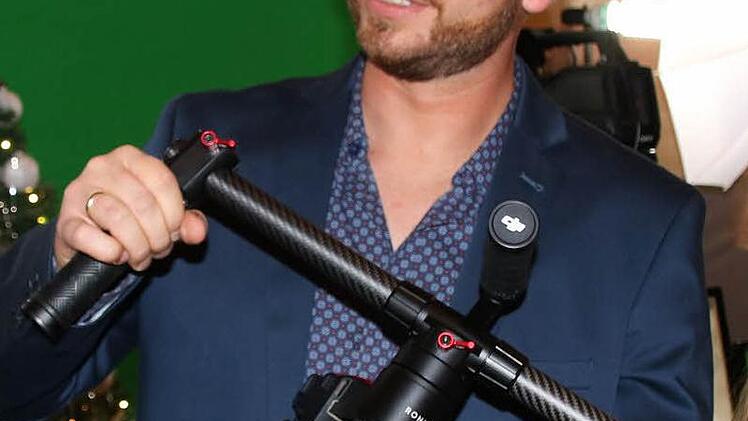 "Wir sind sehr zufrieden und haben sogar einen konkreten Auftrag mitgenommen", zieht Hans Wild von "Wild Media" eine positive Bilanz seines Messe-Auftritts, und: "Der Aufwand hat sich gelohnt." Weil Hans Wild und sein im Marketing und Messebau aktiv sind, war ihnen ein professioneller Auftritt besonders wichtig: "Da müssen wir uns natürlich selbst gut positionieren." Deshalb hatten sie Kameras aufgebaut, zeigten eine Drohne samt Flug-Simulator und verlosten Preise. Mit Erfolg: "Die zwei Tage ...