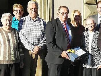 Margaretha Pöllein (Dritte von rechts) mit (von rechts) Zweitem Bürgermeister Alfred Kolenda, Wolfgang Balzer, Stefanie Gabeli, stellvertretendem Landrat Dieter Schaar, Sohn Hans und Tochter Christine, Anni Holhut, Brigitte Schicker und Monika Collins.  Foto: Klaus-Peter Wulf