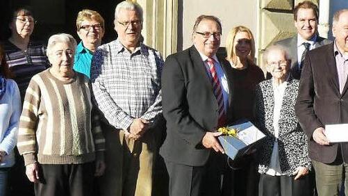Margaretha Pöllein (Dritte von rechts) mit (von rechts) Zweitem Bürgermeister Alfred Kolenda, Wolfgang Balzer, Stefanie Gabeli, stellvertretendem Landrat Dieter Schaar, Sohn Hans und Tochter Christine, Anni Holhut, Brigitte Schicker und Monika Collins.  Foto: Klaus-Peter Wulf