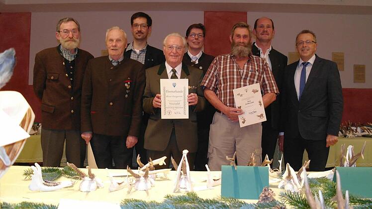 Vorsitzender Gerd Galitzdörfer (links) und stellvertretender Landrat Emil Müller (rechts) gratulierten den Geehrten (von links) Albert Hoffmann, Jochen Brand, Horst Dorgarten, Sandra Hornung, Joachim Goebel und Dieter Muth. Abwesend waren Wolfgang Vieres, Eugen Kreile, Heinrich Schneider und Gerhard Fiedler.