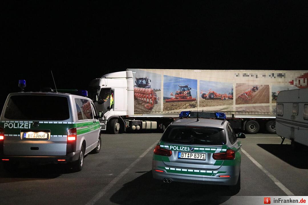 A3 bei Schlüsselfeld:  Polizei entdeckt sieben Flüchtlinge in Sattelauflieger