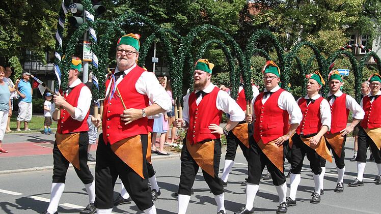 Traditionell nahmen die Büttner am Festzug teil.