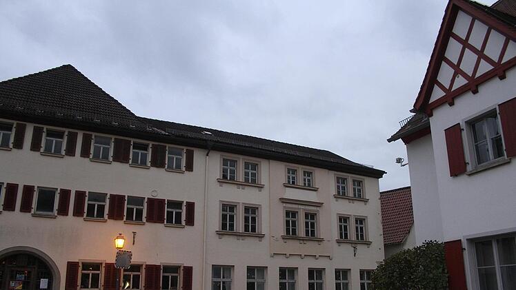 Seit vielen Monaten beschäftigen sich die Marktgemeinderäte mit der Zukunft des ehemaligen Brauereigasthofes "Schwarzes Roß". Jetzt haben Untersuchungen ergeben, dass ein Teil der Keller so marode ist, dass das gesamte Gebäude akut einsturzgefährdet ist Foto: Sonny Adam