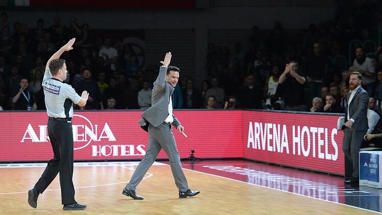 Im Spiel gegen München wurde Medi-Trainer Raoul Korner der Halle verwiesen, nachdem er erzürnt sein Taktikbrett aufs Parkett geworfen hatte. Foto: Peter Mularczyk