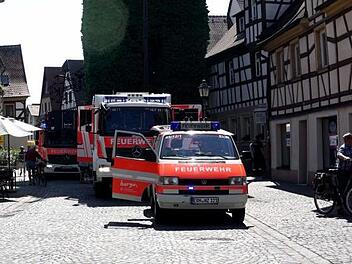 Die Einsatzkräfte sorgten für Aufsehen in der Fußgängerzone. Foto: Richard Sänger