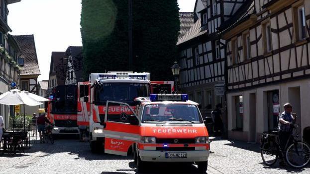 Die Einsatzkräfte sorgten für Aufsehen in der Fußgängerzone. Foto: Richard Sänger
