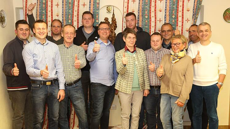 Die Ermreuser Gemeinderatskandidaten mit dem Bürgermeisterkandidaten der Bürgerliste Ermreus, Bernd Wohlhöfner (Bildmitte, im bläulichen Hemd) Foto: Franz Galster