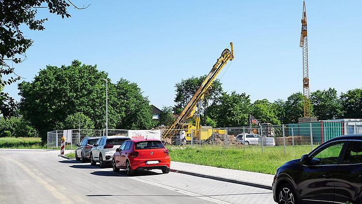 Die kürzlich fertiggestellte Erschließungsstraße zum Mehrgenerationenprojekt: Wo der Kran steht, wird gerade die neue Kindertagesstätte gebaut.