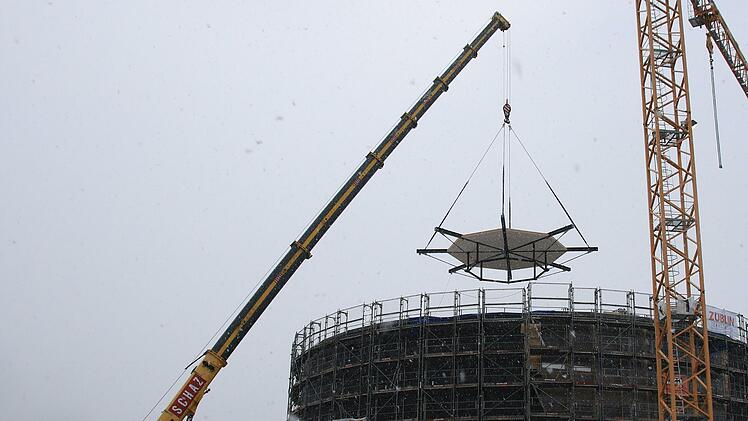 Präzisionsarbeit für die Dachspinne des Globe-Neubaus: so schwebt die tonnenschwere Konstruktion ins Innere - vom Abheben bis zum Andocken getragen von einem riesigen Autokran.Foto: Jochen Berger