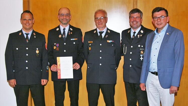 Dieter Ebert erh&auml;lt das bronzene Ehrenkreuz