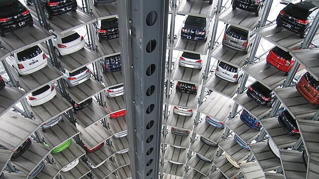 Lange Lieferzeiten: Das Auslieferungslager von Volkswagen in Wolfsburg ist weitgehend leer.