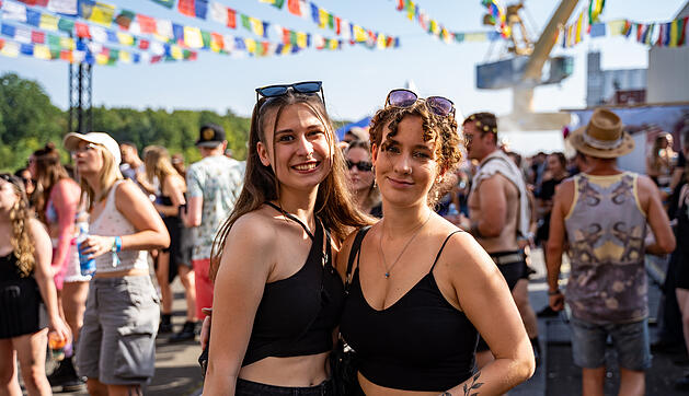 Techno-Musik direkt am Hafenbecken zwischen Kr&auml;nen und Containern!