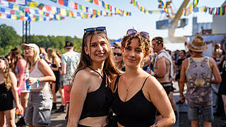 Techno-Musik direkt am Hafenbecken zwischen Kr&auml;nen und Containern!