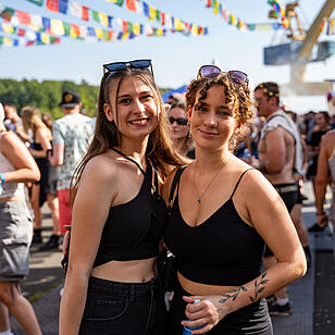 Techno-Musik direkt am Hafenbecken zwischen Kränen und Containern!