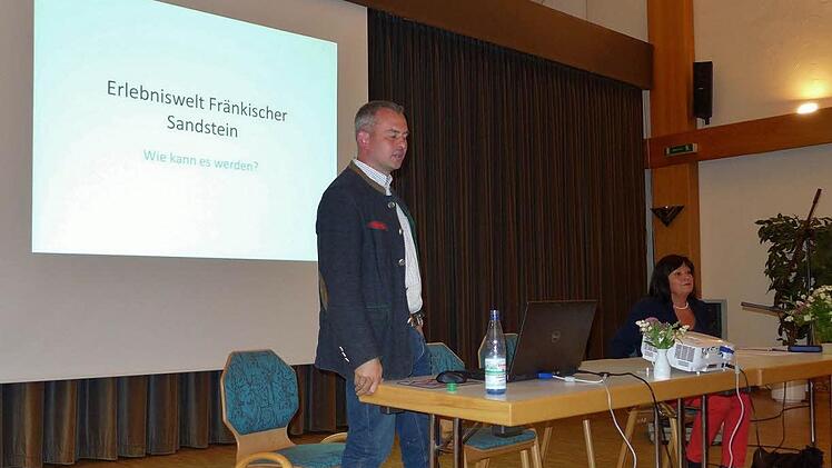 Martin Graser erläutert das Vorhaben - Örtlichkeiten, Traditionen, Nutzungsvarianten, Ziele und Aufgaben des Museums - bis hin zur "Erlebniswelt fränkischer Sandstein". Foto: Sabine Meißner