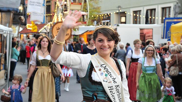 Majestätisch: Korbstadtkönigin Helena I., bis zum heutigen Samstag in Amt und Würden, winkt huldvoll.
