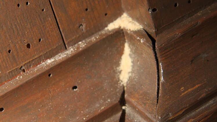 An den Sitzbänken rieselt der Holzstaub.