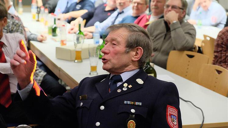 Mit vielen Fotos aus dem Beamer würdigten die Kameraden die optischen Höhepunkte im Feuerwehrleben von Leo Meder. Foto: Gerd Schaar