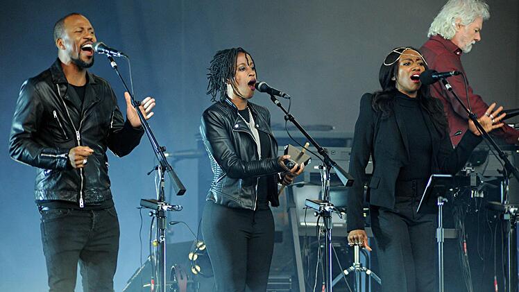 Vom Gospel bis zum Lustschrei: Bryan Chambers, Lucy Jules und Louise Marshall, die drei Backgrund-Sänger. Foto: Rock-O-Foto
